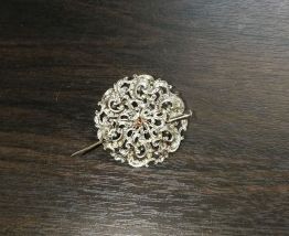 Ancienne broche en métal argenté, brillant