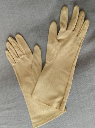 Gants crème  taille 7 en tissu cloqué (année 70)