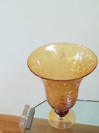 Vase de couleur jaune