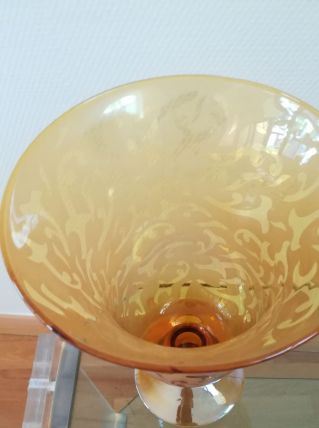 Vase de couleur jaune