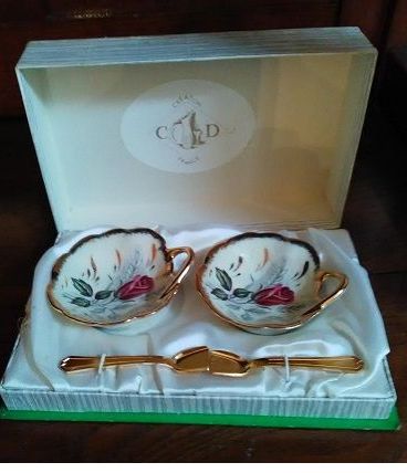 Coffret de salières en porcelaine avec petites cuillères dor