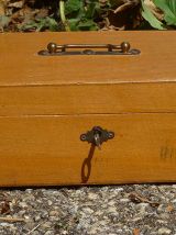 boite , coffret  en  bois  avec  clée ,   vintage