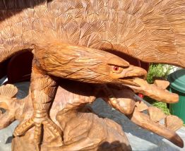 Sculpture en bois faite a la main  représentant un aigle