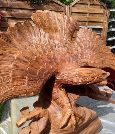 Sculpture en bois faite a la main  représentant un aigle