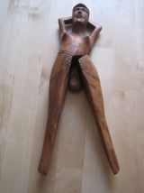 GRAND CASSE NOIX EN BOIS SCULPTÉ   EN FORME DE FEMME NUE