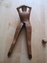 GRAND CASSE NOIX EN BOIS SCULPTÉ   EN FORME DE FEMME NUE