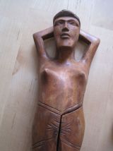 GRAND CASSE NOIX EN BOIS SCULPTÉ   EN FORME DE FEMME NUE