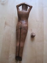 GRAND CASSE NOIX EN BOIS SCULPTÉ   EN FORME DE FEMME NUE