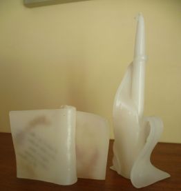 Anciennes bougies incrustées fleurs séchées et citation