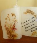 Anciennes bougies incrustées fleurs séchées et citation
