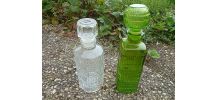 lot de 2 anciens flaçons en  verre , vintages