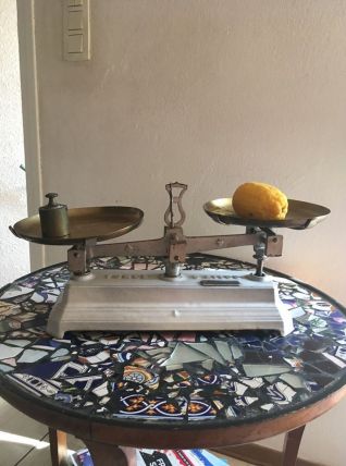 Balance ancienne à deux plateaux.