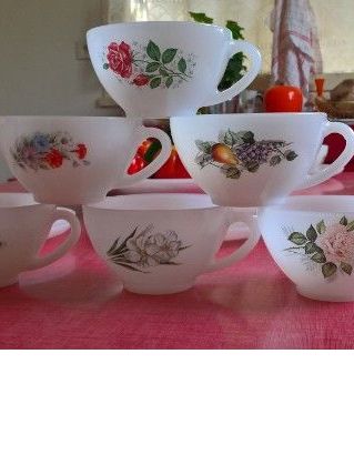 6 TASSES FLEURIES ARCOPAL AVEC SOUS TASSES ASSORTIES
