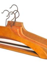Lot 4 cintres en bois anciens / Dressing 1950