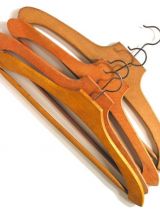 Lot 4 cintres en bois anciens / Dressing 1950