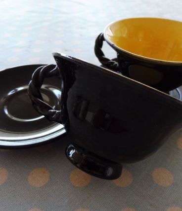 Ensemble de 2 tasses et 2 soucoupes noires /jaunes