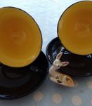 Ensemble de 2 tasses et 2 soucoupes noires /jaunes