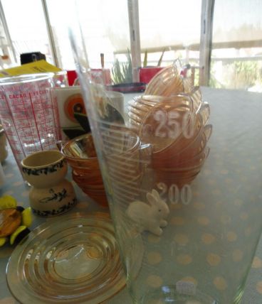 Ancien verre doseur de chimie sur pied 