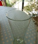 Ancien verre doseur de chimie sur pied 