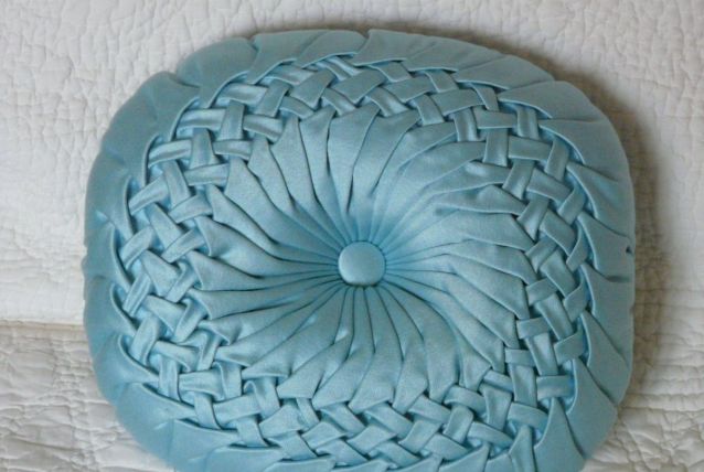 Coussin rond plissé fait main satin bleu clair