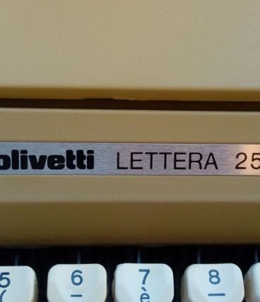 Machine à écrire Olivetti
