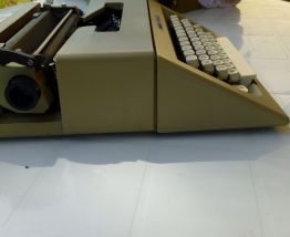 Machine à écrire Olivetti