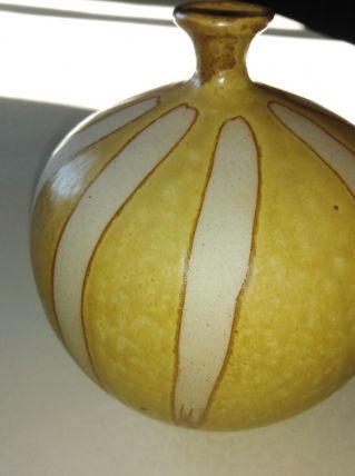 poterie ventrue jaune e blanche