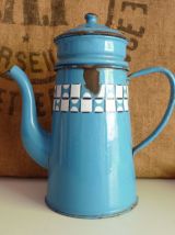 Cafetière ancienne en tôle émaillée bleue lustucru