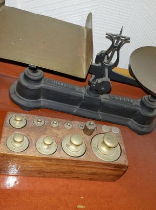 2 balances anciennes en bronze avec poids