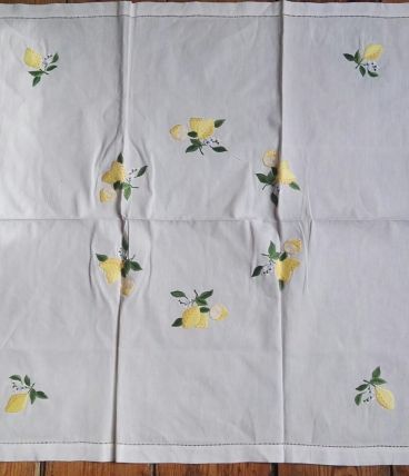Nappe en coton brodée main  au point "passé empiètant"