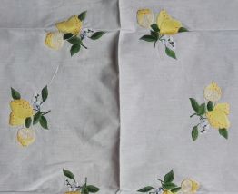 Nappe en coton brodée main  au point "passé empiètant"