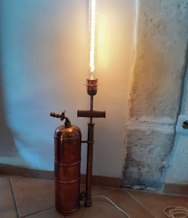 ancien pulvérisateur monté en lampe