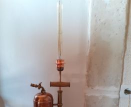 ancien pulvérisateur monté en lampe