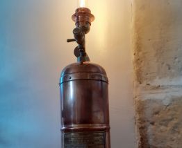 ancien pulvérisateur monté en lampe