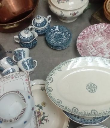 Lot de 50 pièces vaisselle anciennes, pot à lait, brot...