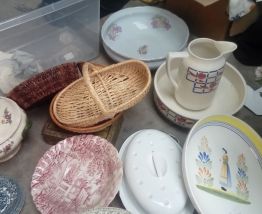Lot de 50 pièces vaisselle anciennes, pot à lait, brot...