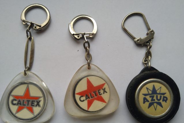 Lot de porte-clés anciens Caltex
