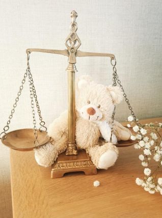 Jolie petite balance en laiton. 