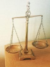 Jolie petite balance en laiton. 