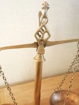 Jolie petite balance en laiton. 
