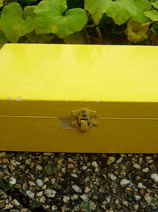 caisse , boite  ancienne en bois peint