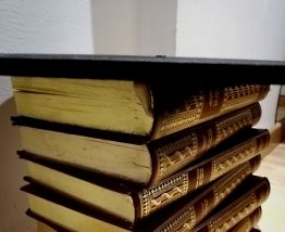 Table appoint anciens livres reliures