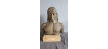 buste homme de la mythologie en coulée de pierre socle en bo
