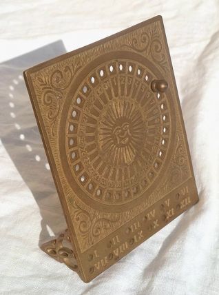 calendrier  perpetuel  en laiton , vintage