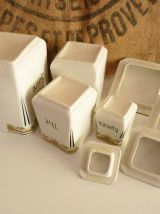 Série de 5 pots à épices en faïence, numéroté