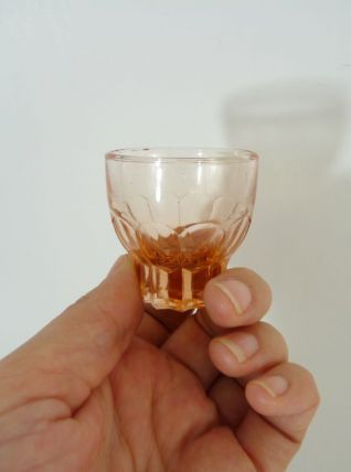 Lot de 6 verres anciens à digestif, verre pressé rose