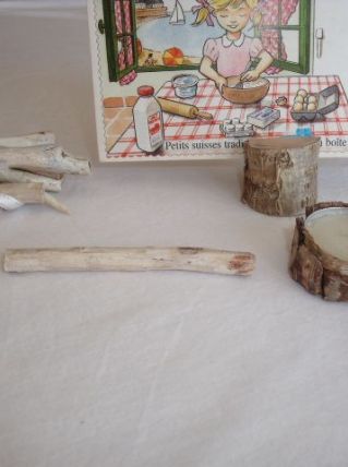 portes couteaux en bois peint, bougie et porte carte