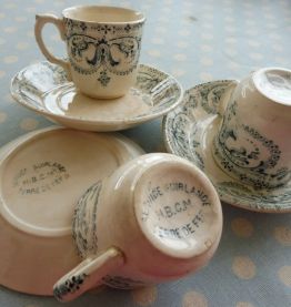 Guirlande Ensemble 3 tasses /3 soucoupes faïence anciennes