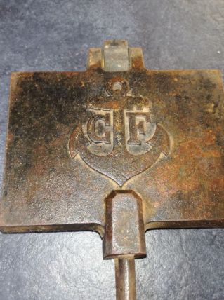 Ancien gaufrier en fonte