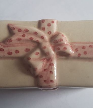 Boite en porcelaine  décor noeud rose